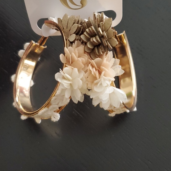 🆕️ Floral Hoop Earrings - Picture 7 of 7